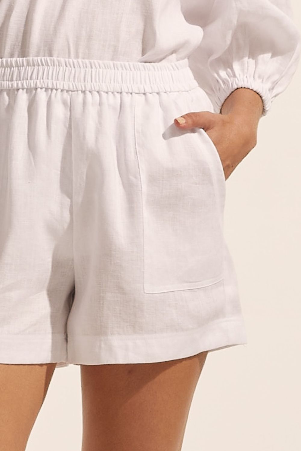 white, shorts, elasticated waist, side pockets, top stitching, close up image