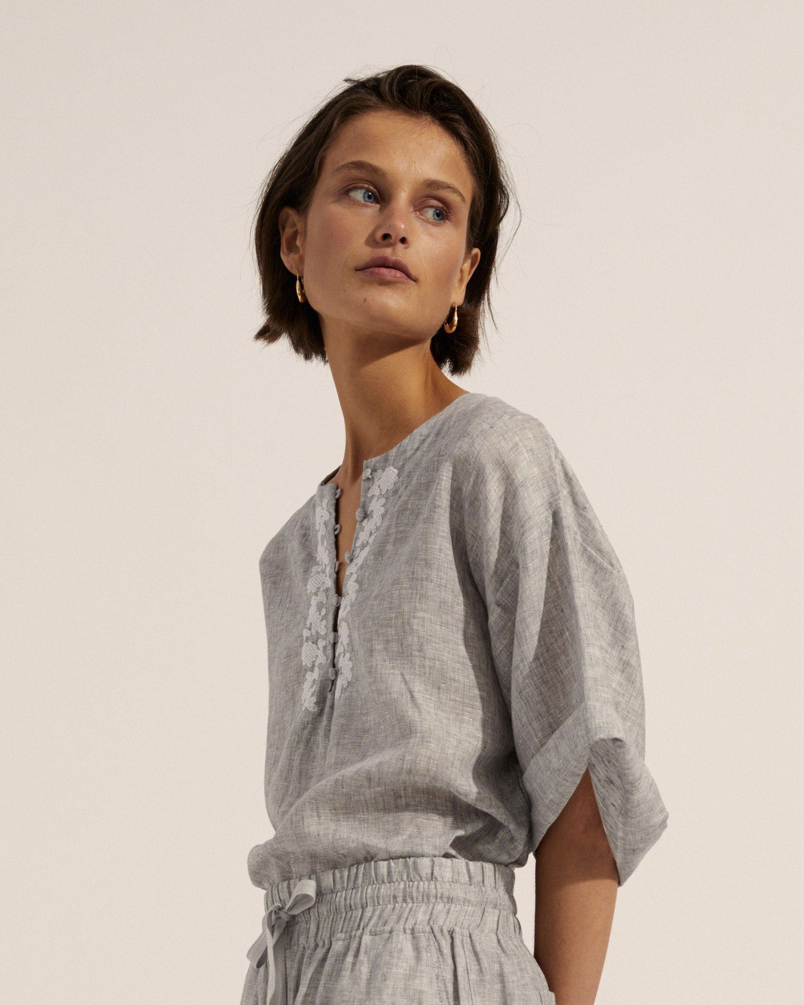 oasis top - oyster/porcelain embroid