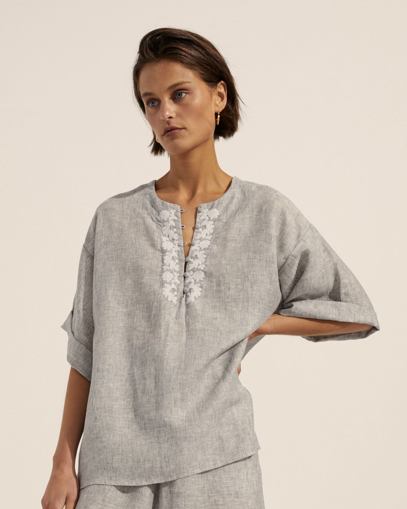 oasis top - oyster/porcelain embroid
